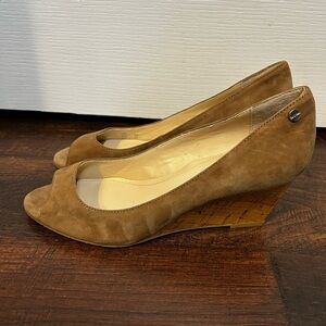 NEW Calvin Klein Shelley Peep Toe Suede Camel Tan Cork Comfort Wedge Shoe 7.5 M